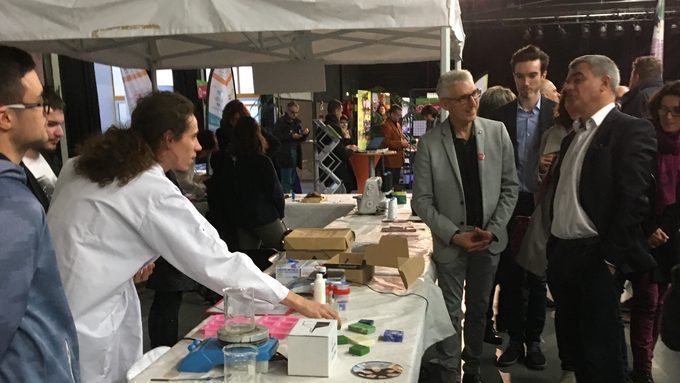 Présentation du stand Chimie au Maire de Saint Nazaire.