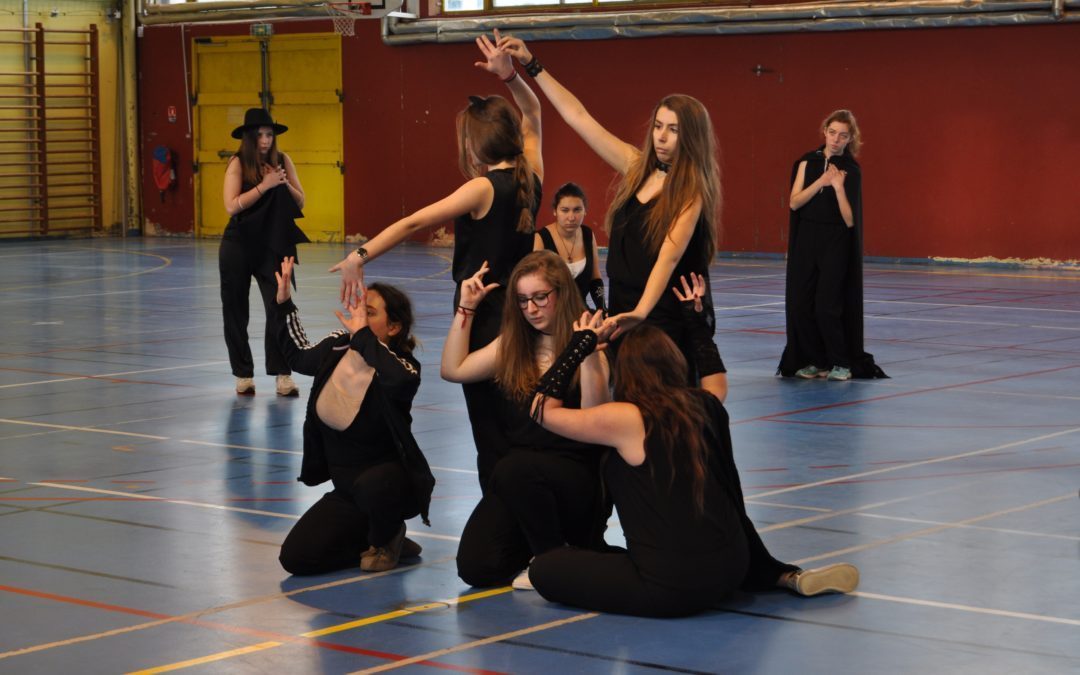 Atelier Danse Contemporaine au Lycée avec la classe de 2 MMV